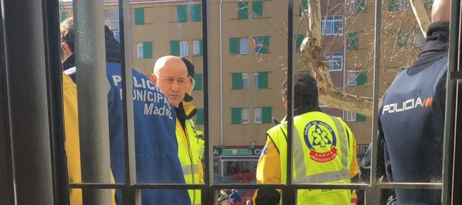 Un hombre amenaza con quemarse en una oficina de Hacienda en Madrid Un hombre amenaza con quemarse en una oficina de Hacienda en Madrid