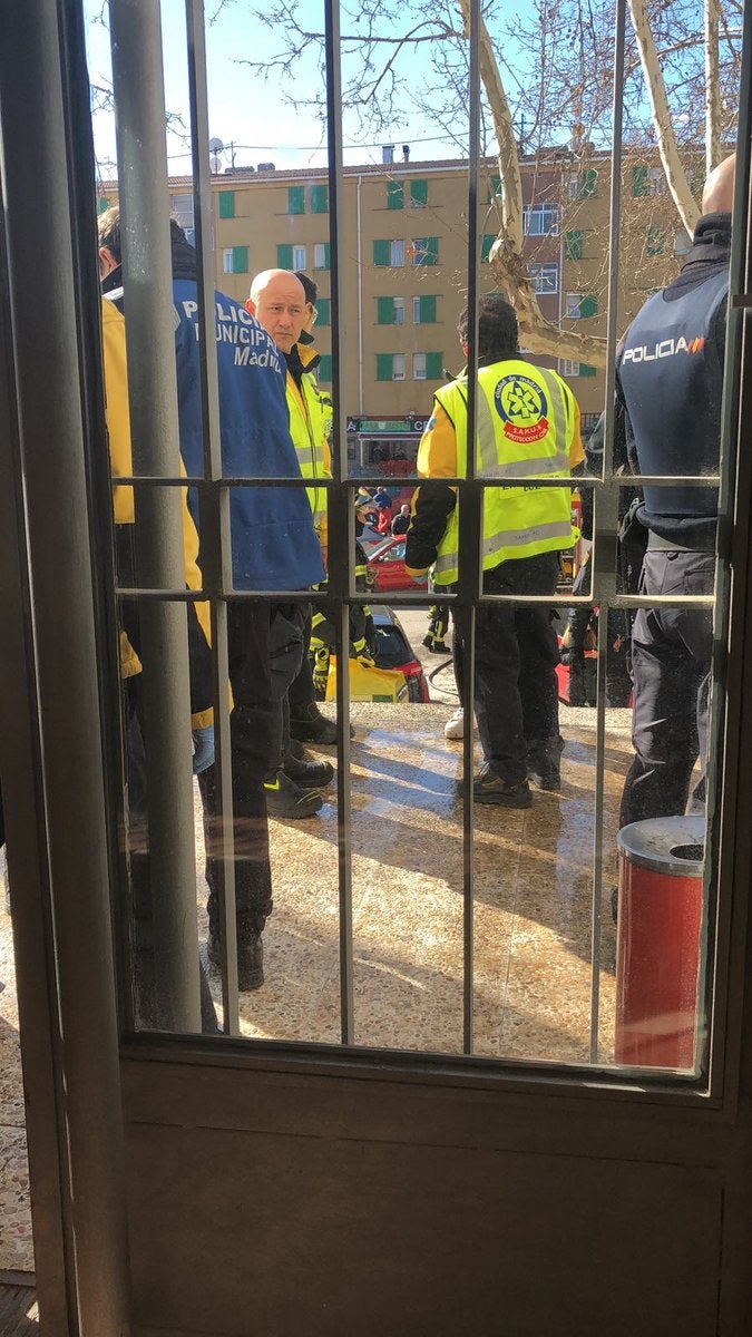 Detenido un hombre tras rociarse de gasolina y amenazar con prenderse fuego en una oficina de Hacienda en Madrid Detenido un hombre tras rociarse de gasolina y amenazar con prenderse fuego en una oficina de Hacienda en Madrid