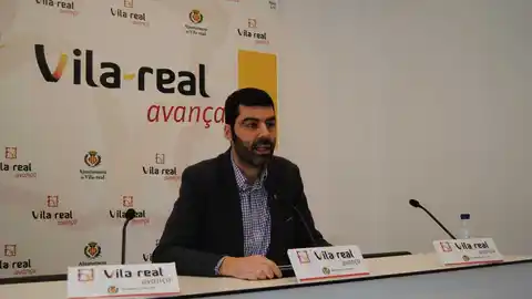 El regidor de Serveis Socials Àlvaro Escorihuela durant la presentació de l´Aplec de Temps Lliure i Campus Natura de Pasqua. S´ofereixen 115 plaçes, en els centres Concepción Arenal i Escultor Ortells.