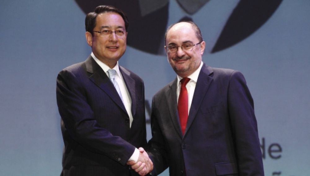 El presidente, Javier Lambán, y el embajador de China en España, Lyu Fan