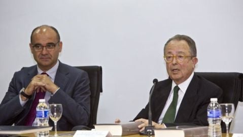 El catedr&aacute;tico Antonio Gil Olcina -a la derecha- en un acto de la Universidad de Alicante