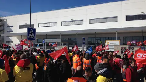 Huelga en AMAZON Centro logístico en San Fernando de Henares