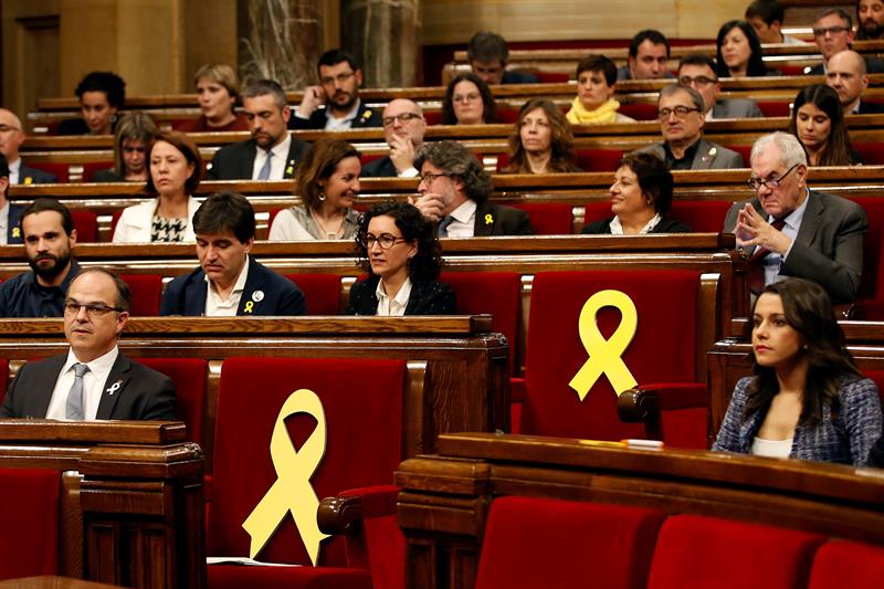 Torrent suspende el pleno al quitar Ciudadanos un lazo amarillo de la bancada del Govern Torrent suspende el pleno al quitar Ciudadanos un lazo amarillo de la bancada del Govern