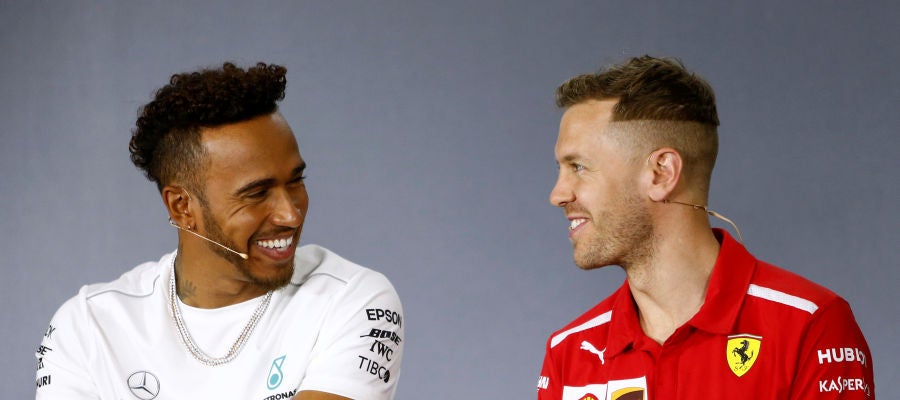 Hamilton y Vettel bromean durante la rueda de prensa Hamilton y Vettel bromean durante la rueda de prensa