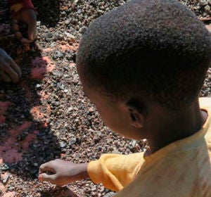 Ziki, uno de los niños que extrae cobalto de las minas de la República Democrática del Congo por un dolar al día Ziki, uno de los niños que extrae cobalto de las minas de la República Democrática del Congo por un dolar al día