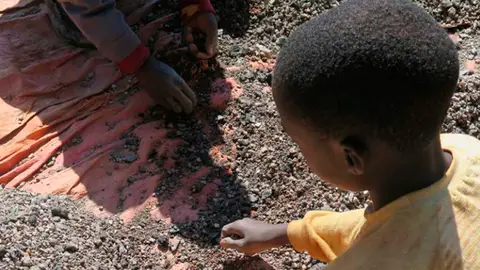 Ziki, uno de los niños que extrae cobalto de las minas de la República Democrática del Congo por un dolar al día Ziki, uno de los niños que extrae cobalto de las minas de la República Democrática del Congo por un dolar al día