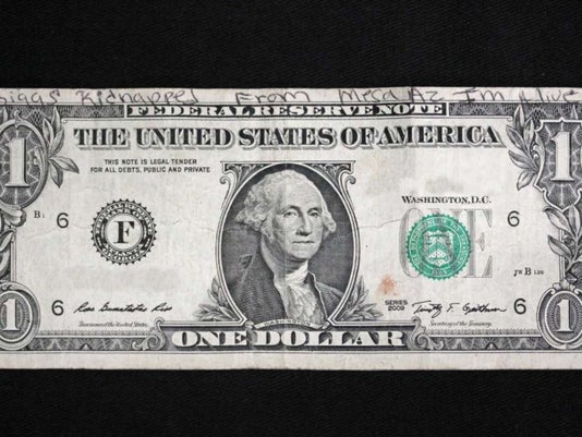 Manel Loureiro | Se reabre el caso de una adolescente desaparecida hace 20 años gracias a un extraño mensaje en un billete Manel Loureiro | Se reabre el caso de una adolescente desaparecida hace 20 años gracias a un extraño mensaje en un billete