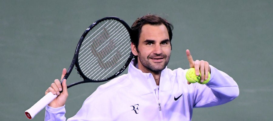 Roger Federer saluda a la grada Roger Federer saluda a la grada