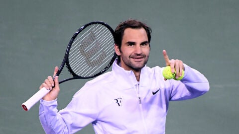 Roger Federer saluda a la grada
