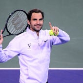 Roger Federer saluda a la grada
