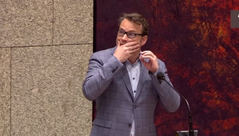 Un hombre intenta ahorcarse en el Parlamento de Holanda durante un debate
