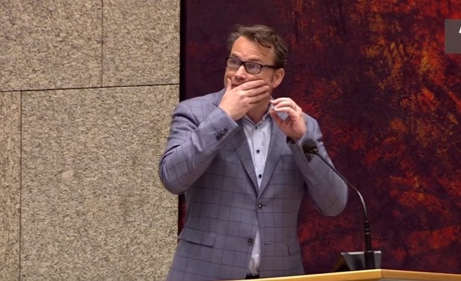 Un hombre intenta ahorcarse en el Parlamento de Holanda en pleno debate Un hombre intenta ahorcarse en el Parlamento de Holanda en pleno debate