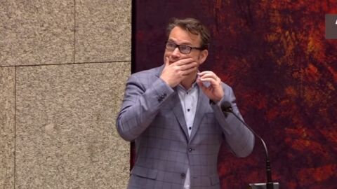 Un hombre intenta ahorcarse en el Parlamento de Holanda durante un debate
