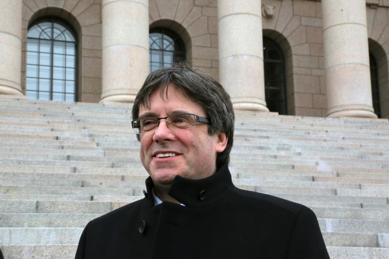 Puigdemont, sobre la abstención anunciada por la CUP: "Que todos los actores soberanistas estén a la altura" Puigdemont, sobre la abstención anunciada por la CUP: "Que todos los actores soberanistas estén a la altura"