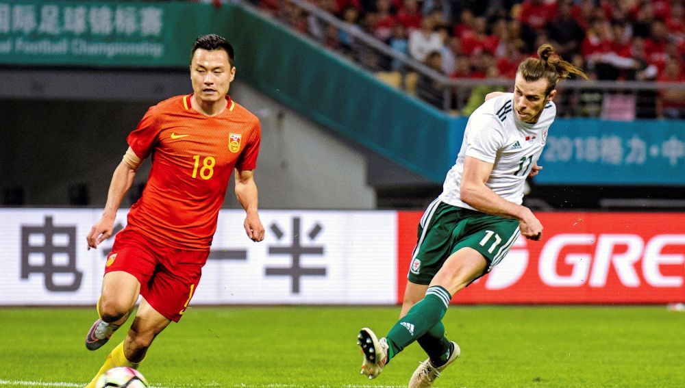 Bale marca uno de sus tres goles contra China