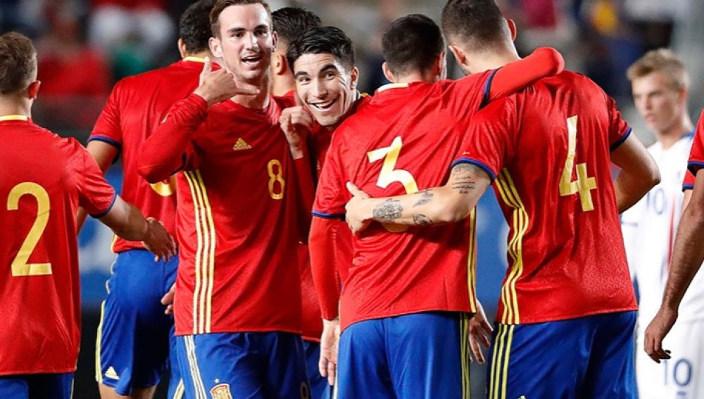 Los jugadores de la selección española sub-21 celebran un gol en Irlanda del Norte