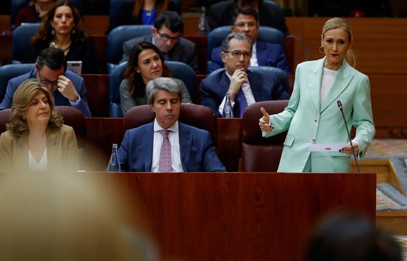 Cifuentes dice que Espinar "la lía en Lavapiés a golpe de tuit" y este responde que en esta materia "no amañará la nota" Cifuentes dice que Espinar "la lía en Lavapiés a golpe de tuit" y este responde que en esta materia "no amañará la nota"