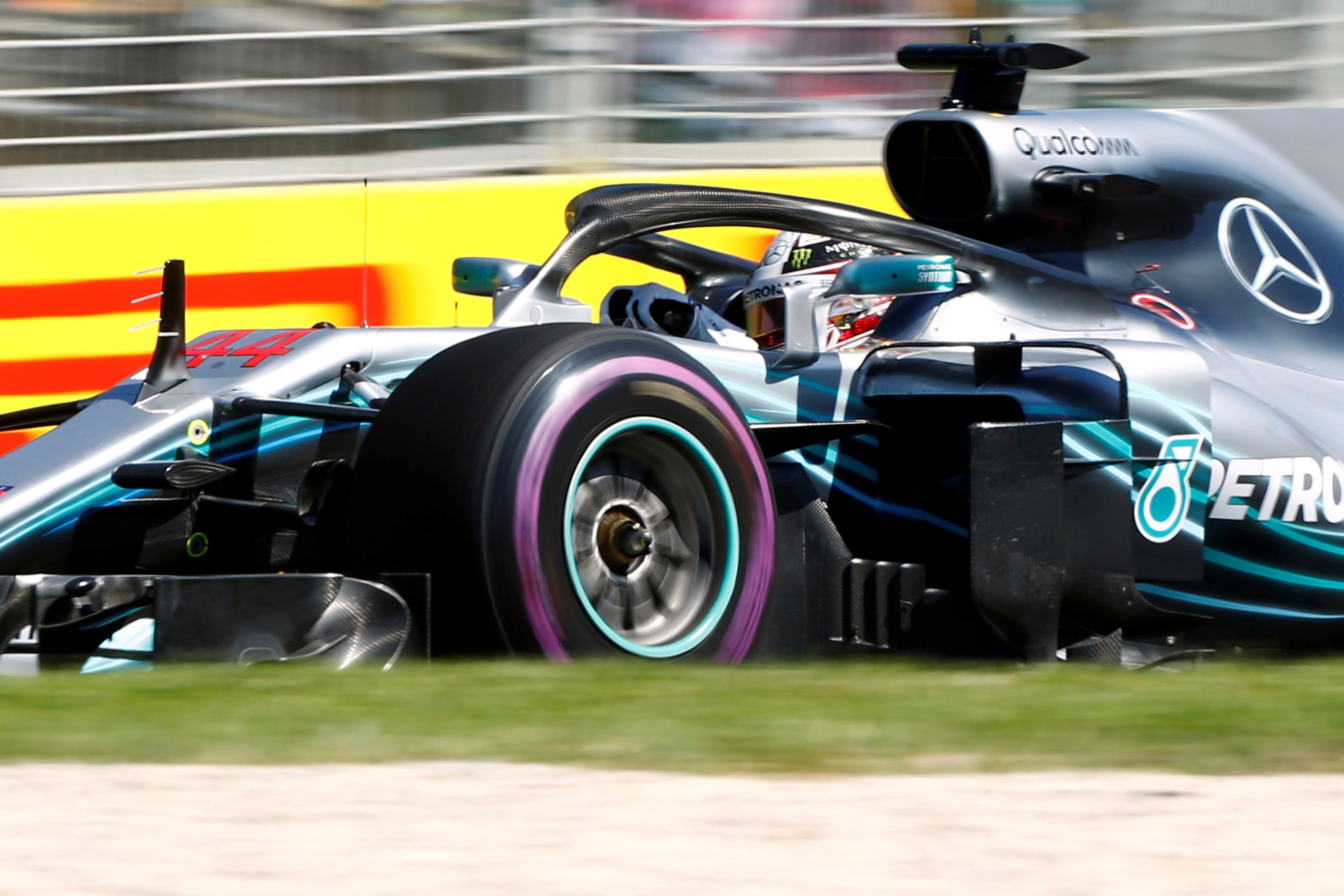 Mercedes da el primer golpe en los Libres de Australia con Alonso 8º y Sainz 11º Mercedes da el primer golpe en los Libres de Australia con Alonso 8º y Sainz 11º