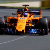 Fernando Alonso rueda con el MCL33 en el circuito de Albert Park