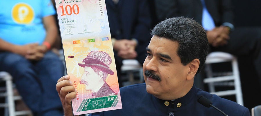 Maduro muestra la imagen de un billete Maduro muestra la imagen de un billete