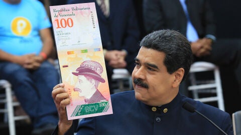 Maduro muestra la imagen de un billete