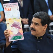 Maduro muestra la imagen de un billete