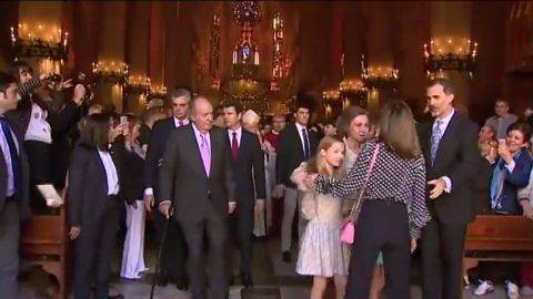 Desencuentro entre la Reina Letizia y la Reina Sof&iacute;a por una foto durante la misa de Pascua en Palma