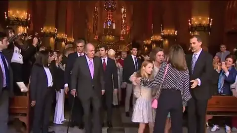 Desencuentro entre la Reina Letizia y la Reina Sofía por una foto durante la misa de Pascua en Palma Desencuentro entre la Reina Letizia y la Reina Sofía por una foto durante la misa de Pascua en Palma