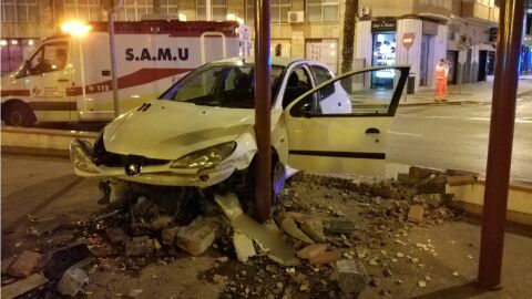 Veh&iacute;culo accidentado en la plaza de Crevillente de Elche