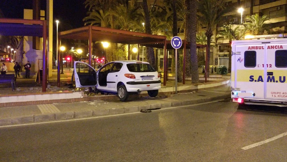 Vechículos empotrado en la plaza de Crevillente de Elche Vechículos empotrado en la plaza de Crevillente de Elche