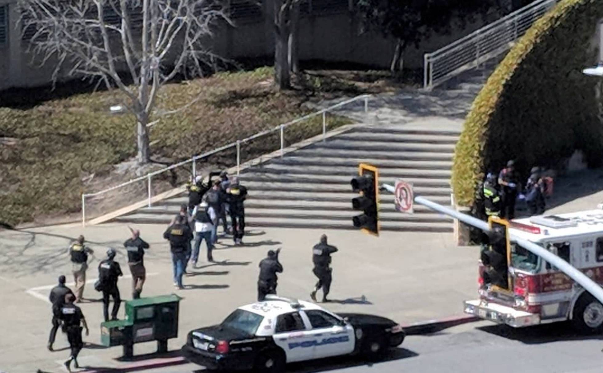 Tres heridos en un tiroteo en la sede de Youtube en el que la autora se ha suicidado Tres heridos en un tiroteo en la sede de Youtube en el que la autora se ha suicidado