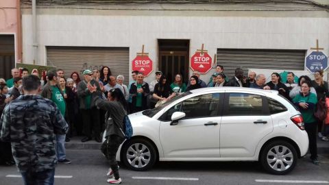 Miembros de la PAH Elx-Crevillent en el barrio de Carr&uacute;s de Elche