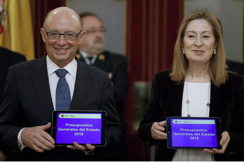 Personas físicas: Montoro lleva los presupuestos en Tablet Personas físicas: Montoro lleva los presupuestos en Tablet