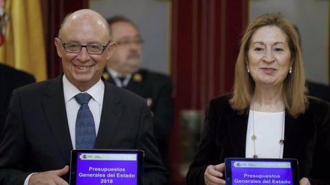 El ministro de Hacienda, Crist&oacute;bal Montoro, ha entregado a Ana Pastor los Presupuestos