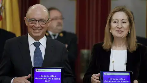El ministro de Hacienda, Cristóbal Montoro, ha entregado a Ana Pastor los Presupuestos El ministro de Hacienda, Cristóbal Montoro, ha entregado a Ana Pastor los Presupuestos