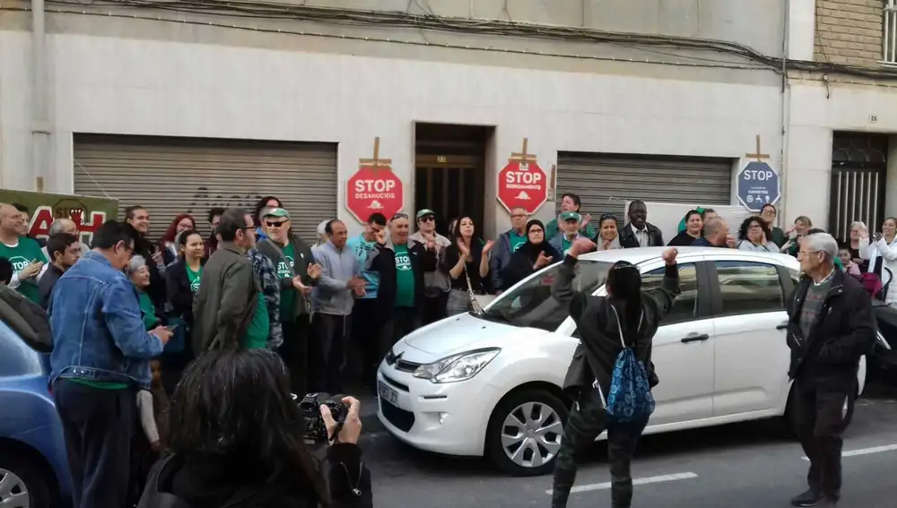 Concentración de la PAH Elx-Crevillent ante la vivienda de Carrús que iba a ser pbjeto de desahucio Concentración de la PAH Elx-Crevillent ante la vivienda de Carrús que iba a ser pbjeto de desahucio