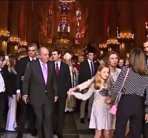 Así intentó mediar Felipe VI en la aparente discusión entre Letizia y la reina Sofía por una foto con las infantas Así intentó mediar Felipe VI en la aparente discusión entre Letizia y la reina Sofía por una foto con las infantas