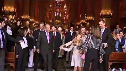 As&iacute; intent&oacute; mediar Felipe VI en la aparente discusi&oacute;n entre Letizia y la reina Sof&iacute;a por una foto con las infantas