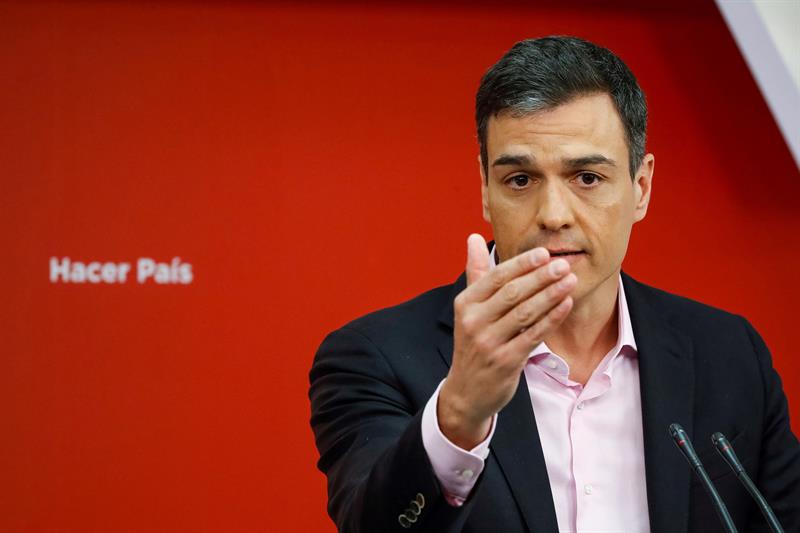 Pedro Sánchez critica a Cifuentes: "Representa la cultura del esfuerzo del PP: Pilla hasta que te pillen" Pedro Sánchez critica a Cifuentes: "Representa la cultura del esfuerzo del PP: Pilla hasta que te pillen"