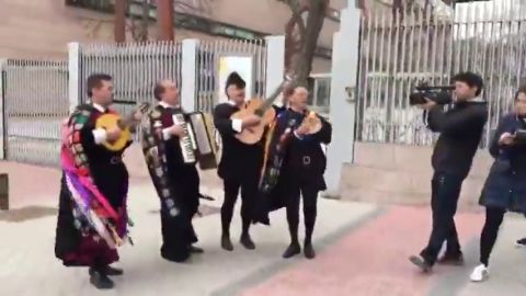 La Tuna ensaya en las puertas de la Asamblea de Madrid para recibir a Cristina Cifuentes