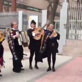 La Tuna ensaya en las puertas de la Asamblea de Madrid para recibir a Cristina Cifuentes