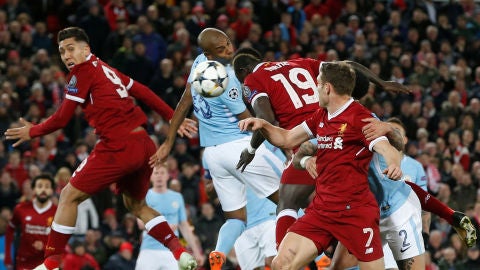 Disputa de bal&oacute;n entre Liverpool y Manchester City