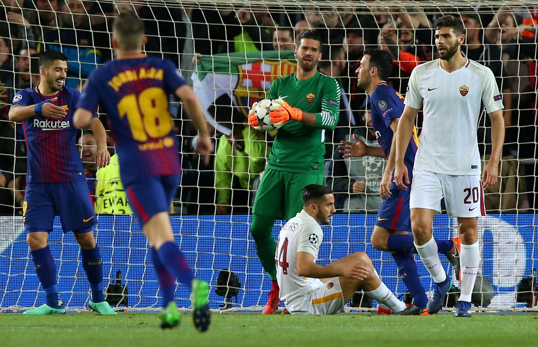 Barcelona 4-1 Roma | Suárez, Piqué y dos autogoles de la Roma aseguran prácticamente las semifinales al Barça Barcelona 4-1 Roma | Suárez, Piqué y dos autogoles de la Roma aseguran prácticamente las semifinales al Barça