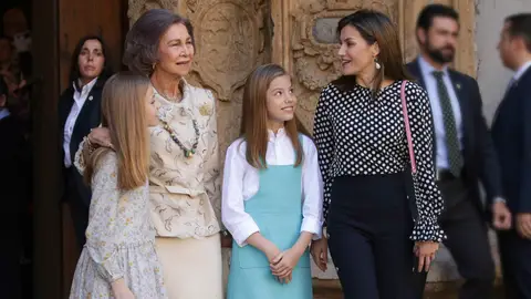 Doña Sofía junto a sus nietas y la reina Letizia Doña Sofía junto a sus nietas y la reina Letizia
