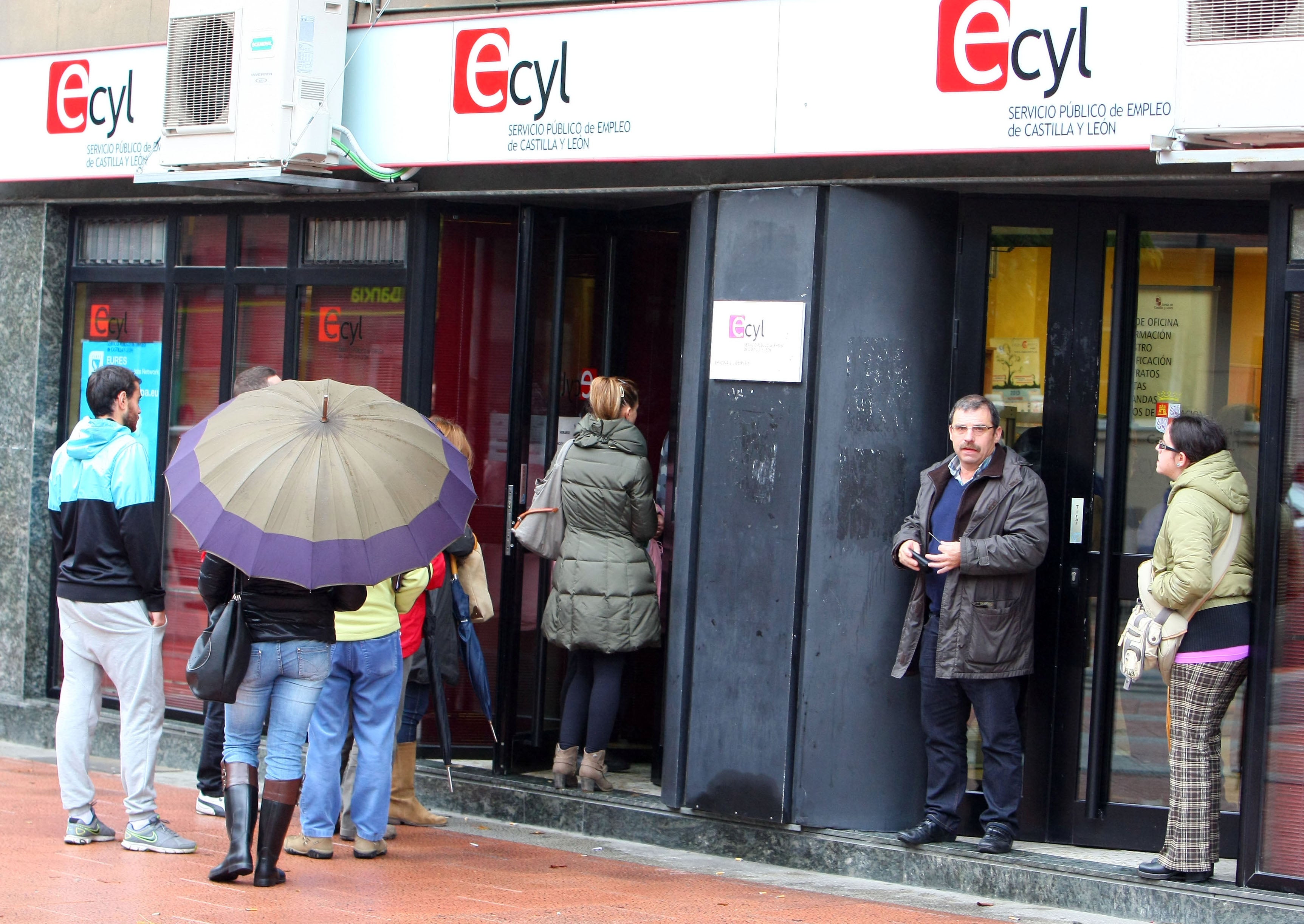 El paro aumenta en agosto en 1.898 personas y desciende solo en León y Zamora El paro aumenta en agosto en 1.898 personas y desciende solo en León y Zamora