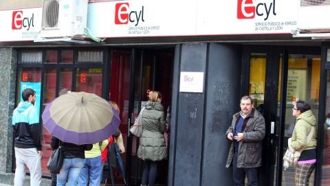 Varias personas hacen cola ante las oficinas del ECyL en Ponferrada (Le&oacute;n)