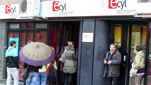 Varias personas hacen cola ante las oficinas del ECyL en Ponferrada (León) Varias personas hacen cola ante las oficinas del ECyL en Ponferrada (León)