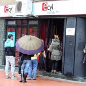 Varias personas hacen cola ante las oficinas del ECyL en Ponferrada (León)