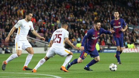 Leo Messi, en acci&oacute;n ante la defensa de la Roma