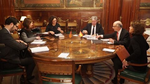 El minsitro de Hacienda, Crist&oacute;bal Montoro, en una reuni&oacute;n con la presidenta del Govern balear, Francina Armengol, y la consellera balear de Hacienda, Catalina Cladera.